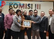 Komisi III DPR RI Beri Penghargaan ke Kapolres Metro Bekasi atas keberhasilan mengawal konflik antara Warga dengan Pengembang secara damai