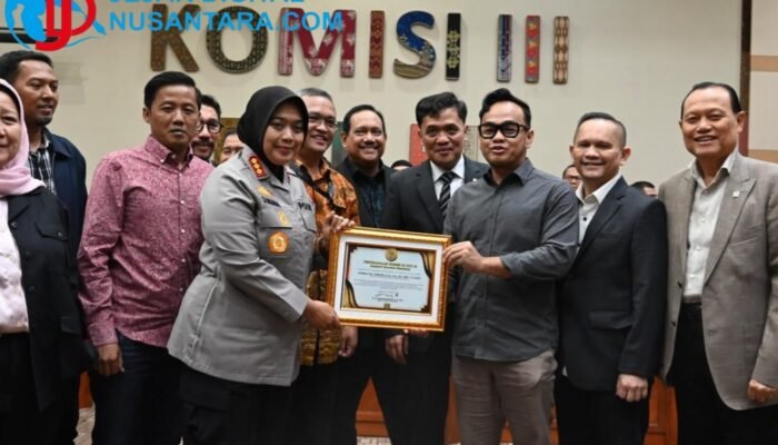 Komisi III DPR RI Beri Penghargaan ke Kapolres Metro Bekasi atas keberhasilan mengawal konflik antara Warga dengan Pengembang secara damai