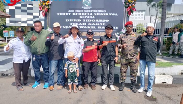 Laskar Jenggolo Hujani Kantor Dewan dengan Ucapan Duka Cita, Protes Keras Mandulnya Fungsi Legislatif