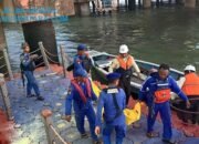 Respons Cepat Satpolairud Polres Gresik Bantu Evakuasi Jasad Lansia di Dermaga Pelabuhan Petro