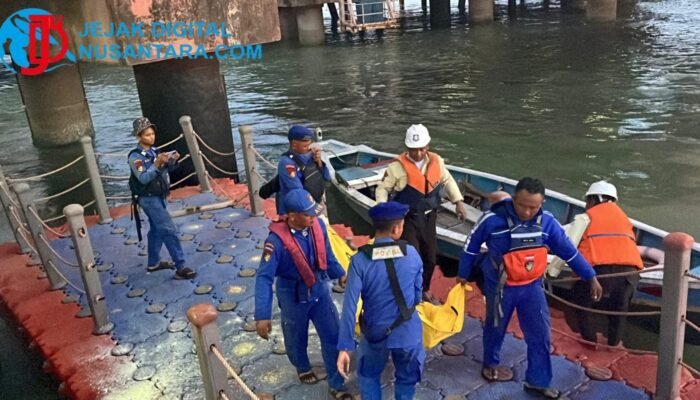 Respons Cepat Satpolairud Polres Gresik Bantu Evakuasi Jasad Lansia di Dermaga Pelabuhan Petro