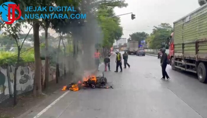 Aksi Cepat Satlantas Polres Gresik Padamkan Motor Terbakar di Depan Terminal Bunder