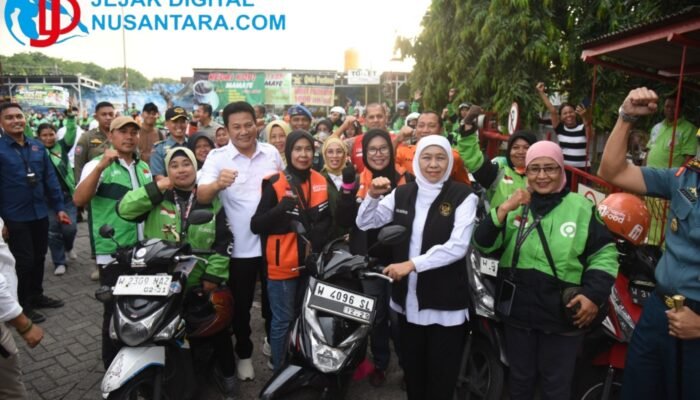 Kendalikan Inflasi, Gubernur Khofifah dan Bupati Subandi Tebar BBM Gratis dan Pantau Pasar Murah di Sidoarjo