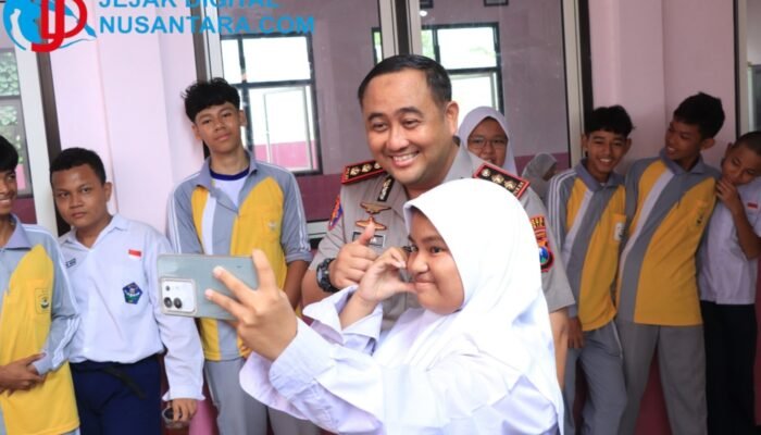 Sentuhan Humanis Kapolres Gresik, Pelukan Hangat dan Dukungan Inklusif di SLB Kemala Bhayangkari 2