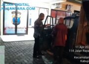 Respon Cepat Polisi Gresik, Bantu Warga Terlantar Hingga Diantar Naik Bus ke Terminal Bunder