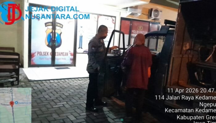 Respon Cepat Polisi Gresik, Bantu Warga Terlantar Hingga Diantar Naik Bus ke Terminal Bunder