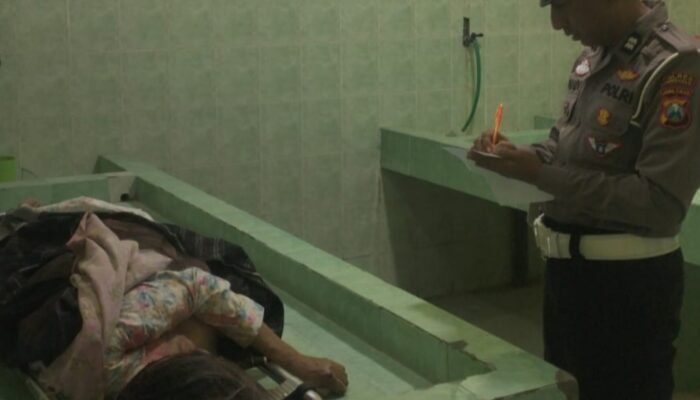 Kurang Waspada Saat Menyalip, Penumpang Motor Tewas Tergilas Dump Truck di Pamekasan