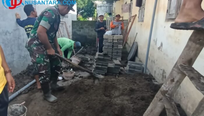 Perkuat Sanitasi Warga, Babinsa Temenggungan Terjun Langsung Bangun Fasilitas MCK