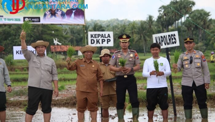 Lawan Dampak El Nino, Kapolres Sumenep Turun ke Sawah Dorong Percepatan Tanam di Batang-Batang