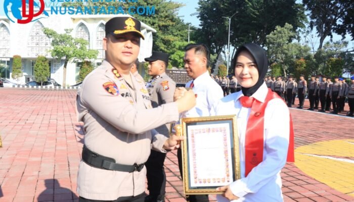 Kapolres Gresik Beri Penghargaan 13 Personel Berprestasi dan Satu Warga Sipil