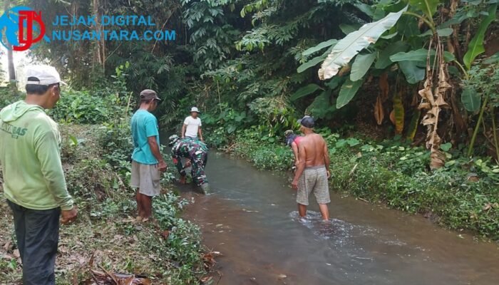 Jaga Ketahanan Pangan, Babinsa Doko dan Warga Gotong Royong Normalisasi Saluran Irigasi