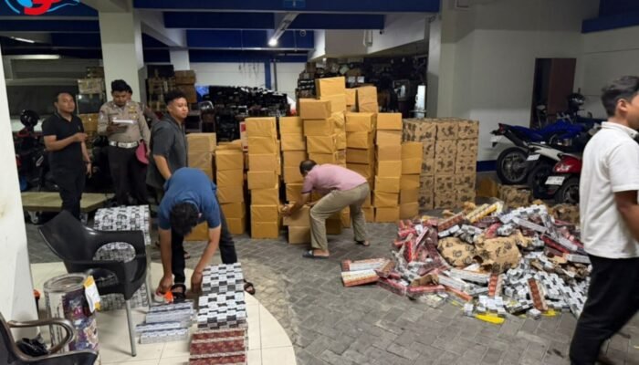 Truk Boks Kecelakaan di Sampang, Polisi Temukan Hampir Satu Juta Batang Rokok Ilegal