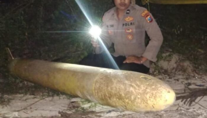 Warga Kangayan Digegerkan Penemuan Benda Mirip Torpedo di Pinggir Pantai