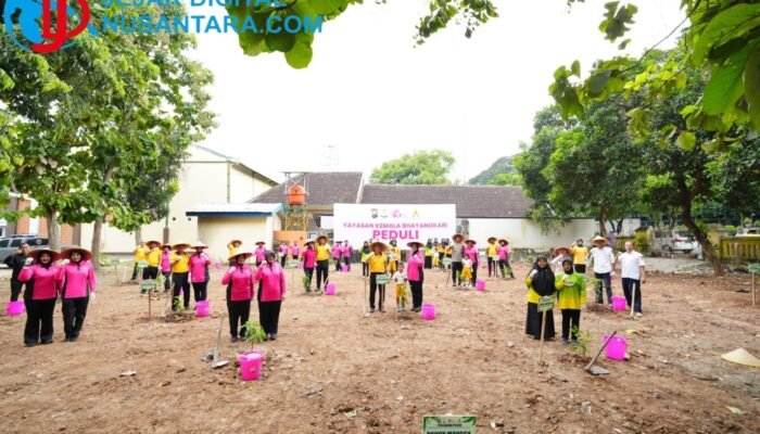 Tanam Pohon Hari Ini, Jaga Masa Depan: Aksi Nyata Polres Kediri Kota dan Bhayangkari