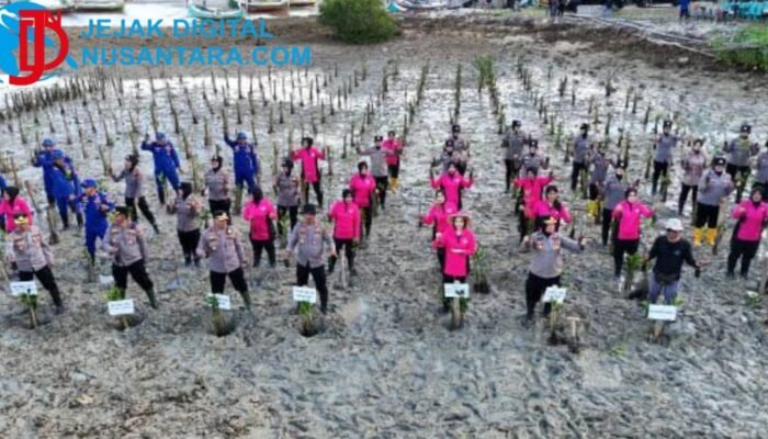 Peringati Hari Bhayangkara ke-80, Polres Sumenep Hijaukan Pesisir Saronggi dengan Mangrove