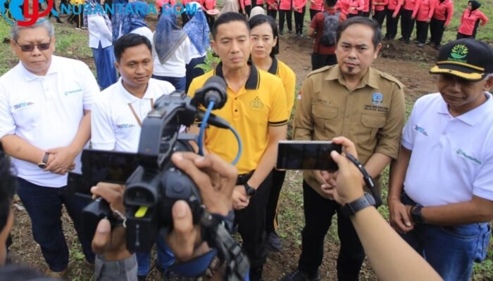 Memperingati Hari Bumi 2026, Polres Madiun dan Perhutani Hijaukan Kawasan Kare dengan Ribuan Bibit