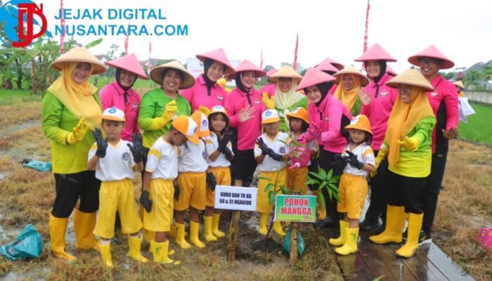 Tanam Pohon Mangga dan Alpukat, YKB Nganjuk Edukasi Siswa TK Cintai Alam Sejak Dini