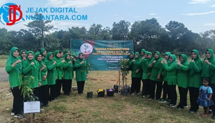 Wujudkan Kelestarian Lingkungan, Persit KCK Bangkalan Tanam Pohon di Kawasan Kamal