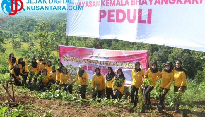 Peringati Hari Bhayangkara ke-46, Polres Bondowoso Hijaukan Bukit Bintang dengan Ratusan Bibit Produktif