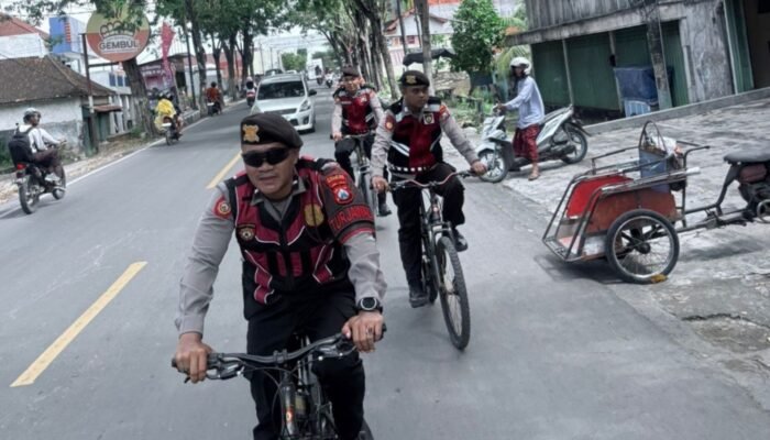 Satsamapta Polres Sampang Gelar Patroli Sepeda Presisi, Pantau Kamtibmas Sambil Berbagi di Hari Jumat