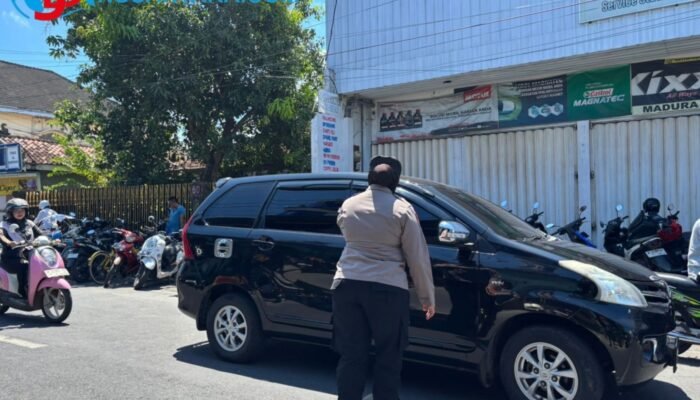 Dedikasi di Bawah Terik: Polwan Polres Sumenep Pastikan Kelancaran Ibadah Jumat