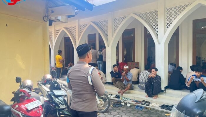 Sinergi di Balik Sajadah: Kapolres Kediri Kota Berbaur dengan Warga dan Bagikan Sedekah Jumat