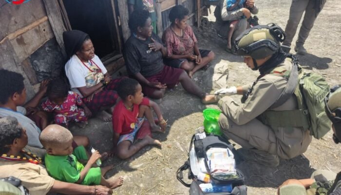 Satgas Damai Cartenz Gelar Patroli Humanis dan Layanan Kesehatan bagi Pengungsi di Sinak