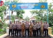 Respons Cepat Keluhan Warga, Kapolres Sumenep Pimpin Langsung Perbaikan Jembatan Rusak di Desa Babbalan