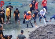Gerakan Indonesia ASRI : Polres Ngawi Bersihkan Aliran Sungai di Jembatan Purba