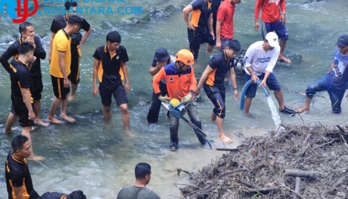 Gerakan Indonesia ASRI : Polres Ngawi Bersihkan Aliran Sungai di Jembatan Purba