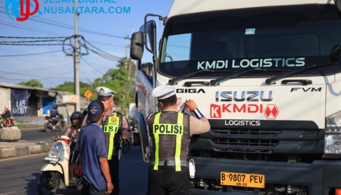 Lawan Arus Macet, Polres Gresik Sikat Puluhan Truk Pelanggar Jam Operasional di Pantura