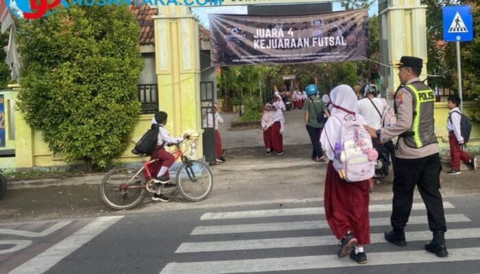 Wujudkan Pelayanan Prima, Wakapolres Sampang Turun Langsung Pimpin Gatur Lalin Pagi