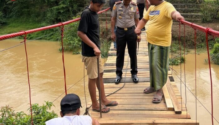 Wujud Bakti Polri, Polres Sampang Renovasi Jembatan Gantung Merah Putih di Desa Tanggumong