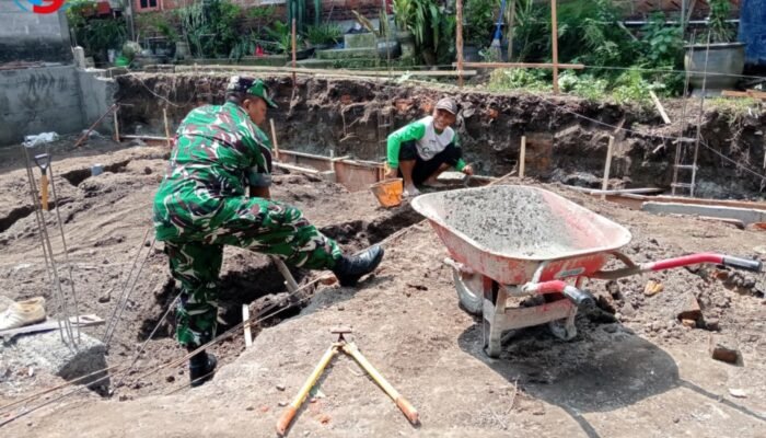 Wujud Kemanunggalan, Babinsa Bence Terjun Langsung Bantu Gali Pondasi Rumah Warga