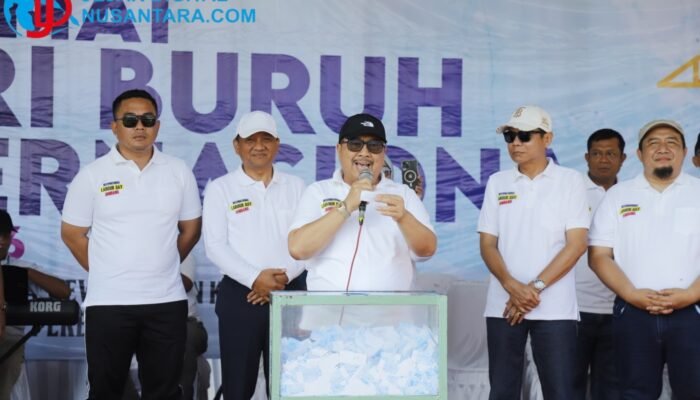 May Day 2026: Ribuan Buruh Senam Kebugaran Massal, Bupati Jombang Warsubi Bagikan 3 Tiket Umroh Gratis
