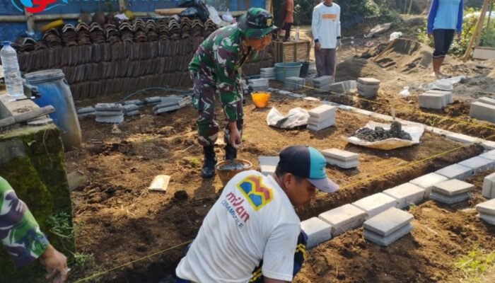 Tingkatkan Sanitasi Warga, Babinsa Desa Binangun Gotong Royong Bangun Fasilitas MCK