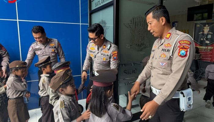 Tanamkan Disiplin Sejak Dini, Satlantas Polresta Sidoarjo Sambut Hangat Siswa TK DWP Sedati Agung