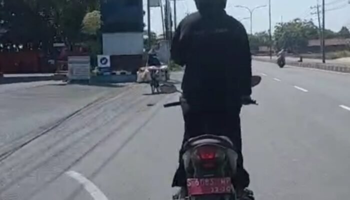 Viral, Oknum Perangkat Desa di Jombang Beratraksi Lepas Tangan di Atas Motor Dinas