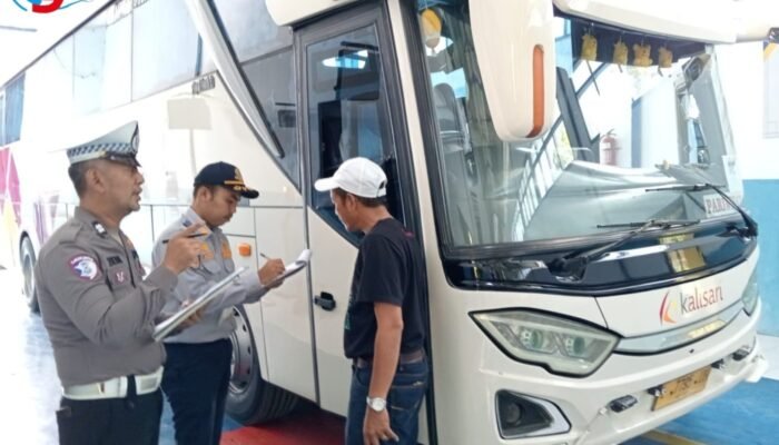 Pastikan Keselamatan Tamu Allah, Satlantas Polres Sampang Gelar Ramp Check dan Tes Urine Awak Bus Haji