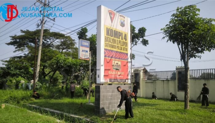 Perkuat Sinergi, Ratusan Siswa PSHT Zona 2 Sidoarjo dan Satbrimob Polda Jatim Bedah Resik Mako Krian