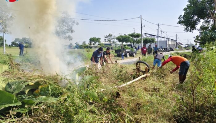 Satgas TMMD dan Karang Taruna Percantik Dusun Slempit