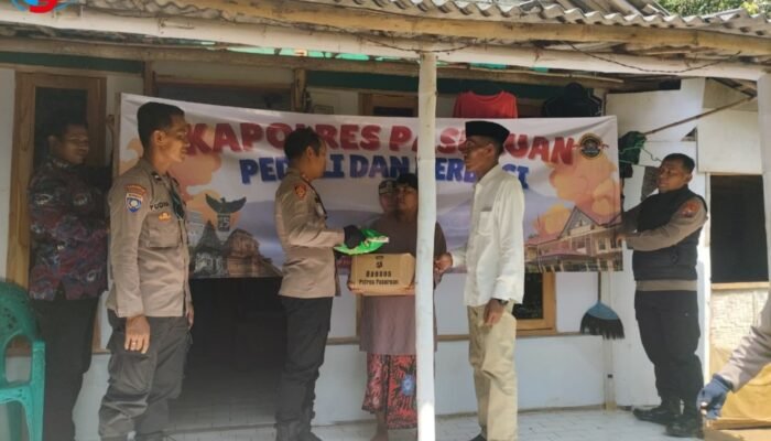 Dekatkan Diri ke Masyarakat, Kapolres Pasuruan Blusukan Salurkan Bansos di Pasrepan