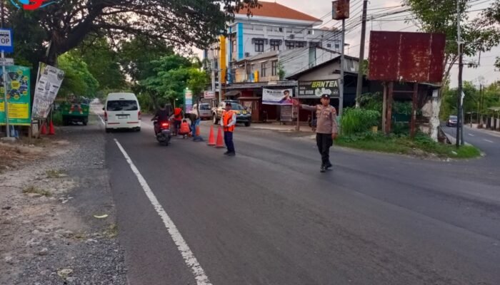 Tekan Angka Kecelakaan di Jalur Pantura, Polsek Panceng Pasang Marka Kejut di Simpang Prupuh