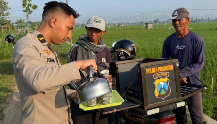 Polres Ponorogo Dorong Gerobak Wedangan, Dekati Warga Lewat Secangkir Kopi dan Edukasi 110