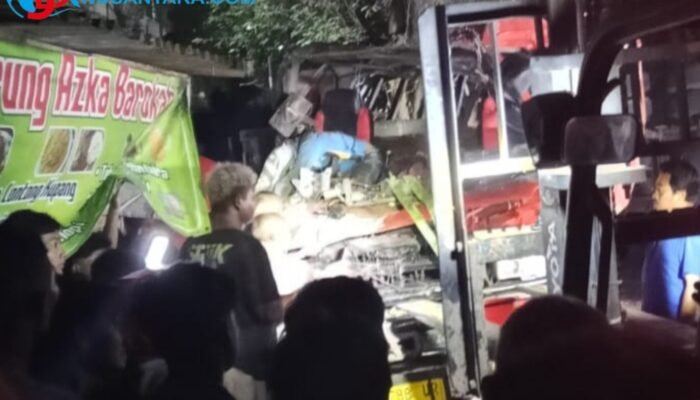Diduga Rem Blong, Fuso Hantam Tebing di Pandaan: Dua Orang Tewas Terjepit