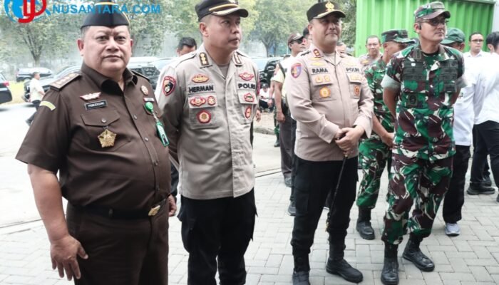 Rekor Stok Beras Nasional: Mentan Pantau Gudang Bulog Gresik, Polres Pastikan Pengawalan Ketat
