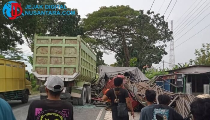 Laka Maut di Jalur Pantura Bungah: Ban Pecah, Dump Truk Hantam Truk Pipa Besi, Satu Tewas