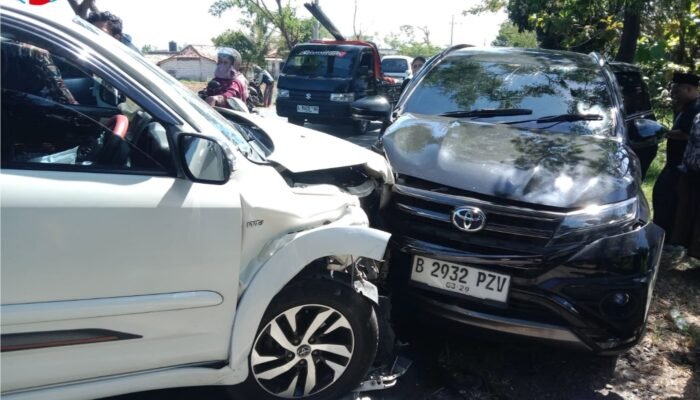 Diduga Hilang Kendali, Dua Mobil Toyota Rush Terlibat Tabrakan di Torjun Sampang, Dua Penumpang Luka-luka