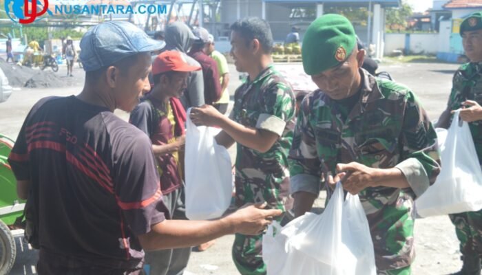 Kodim 0828/Sampang Bagikan Ratusan Paket Sarapan untuk Warga di Pelabuhan Tanglok