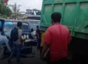 Diduga Rem Blong, Dump Truck di Gresik Hantam Tiga Truk dan Warung Kopi